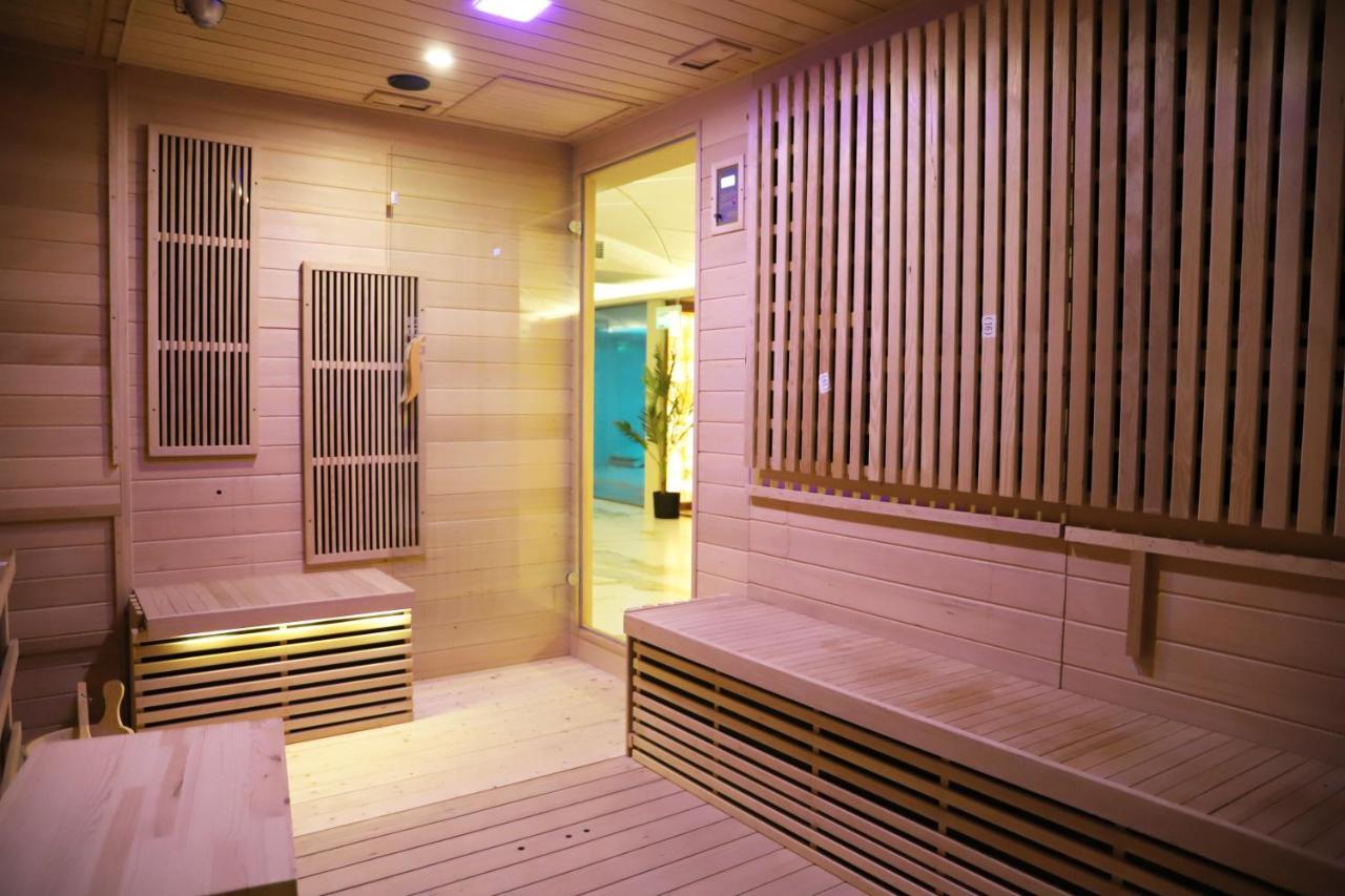 Hotel Colombo Berat Exterior foto A modern Finnish sauna